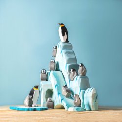 Stor Pingvinfamilie med Isklipper og Isflage