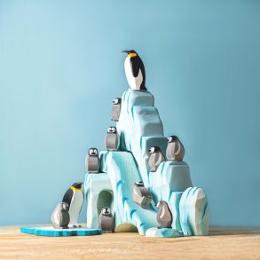 Stor Pingvinfamilie med Isklipper og Isflage